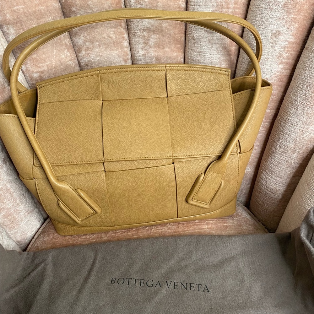 Authentic Bottega Veneta Medium Arco